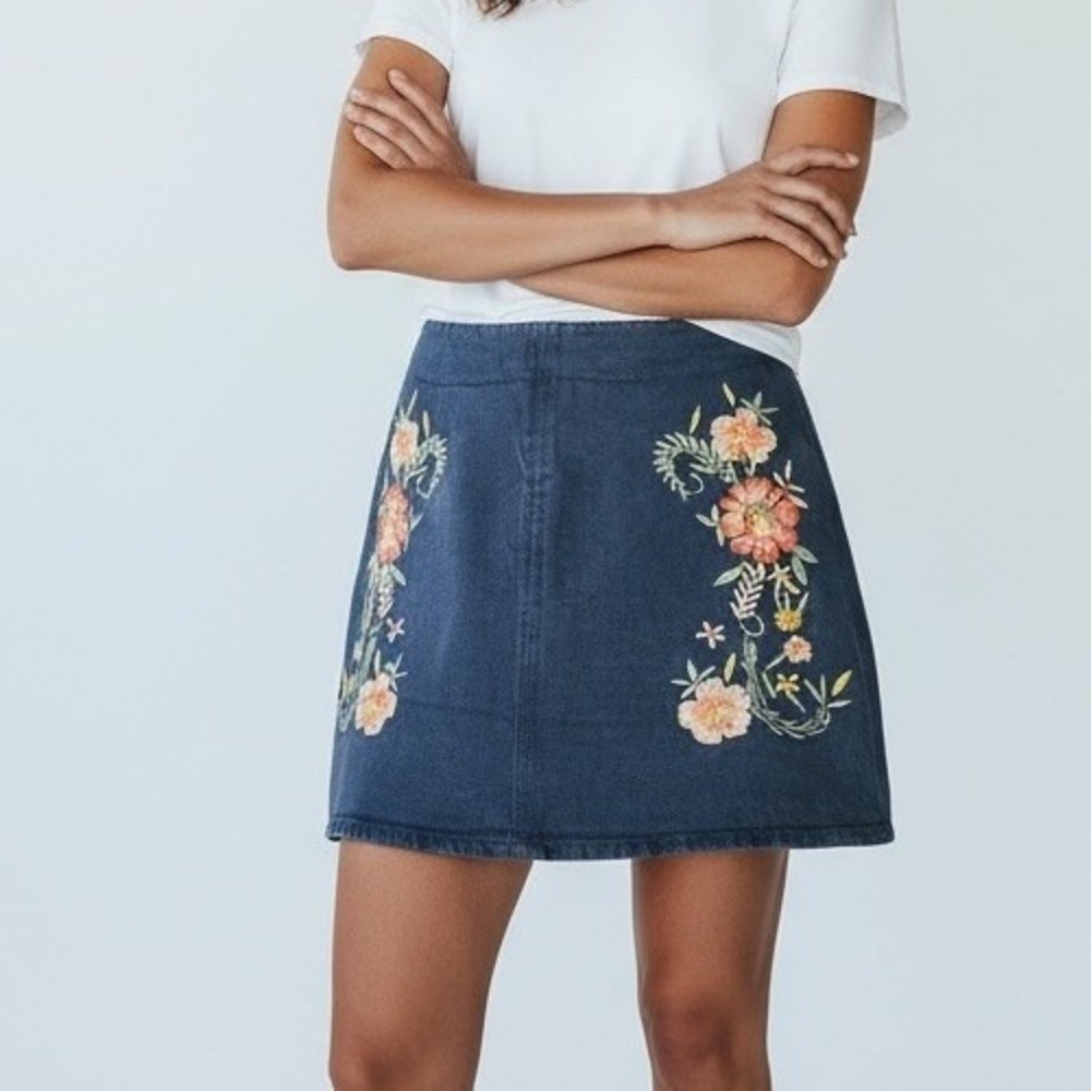 Mi Ami Women's Embroidered Floral Denim Mini Skirt Blue Size Med‎